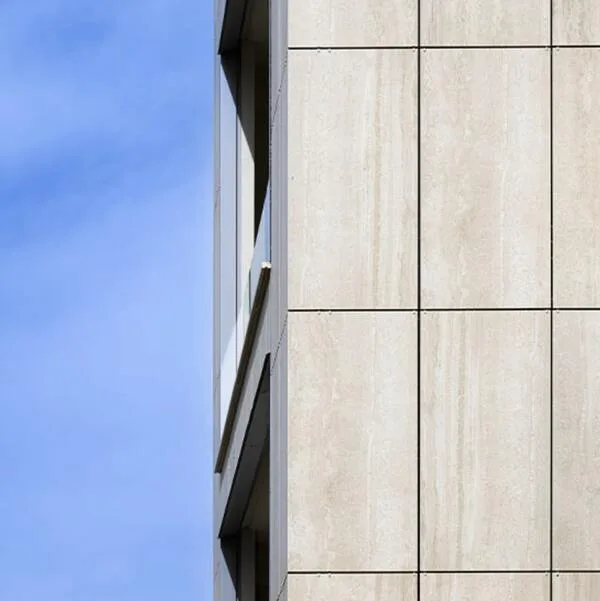 cladire moderna cu fatada ventilata fibrociment